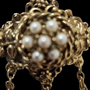 Vintage Chain Brooch. Lovely Pearls set in excellent golden molded setting.